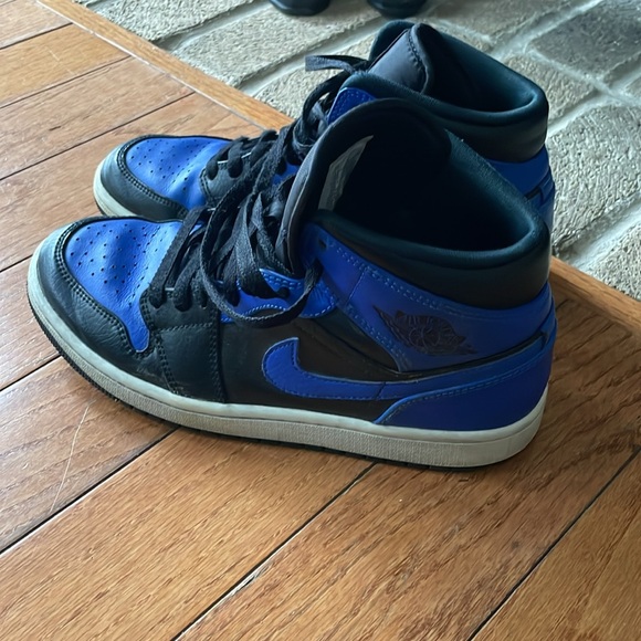Jordan Mids in pre-owned condition. 
Royal blue and black.
Mens 7.5 - Picture 3 of 8
